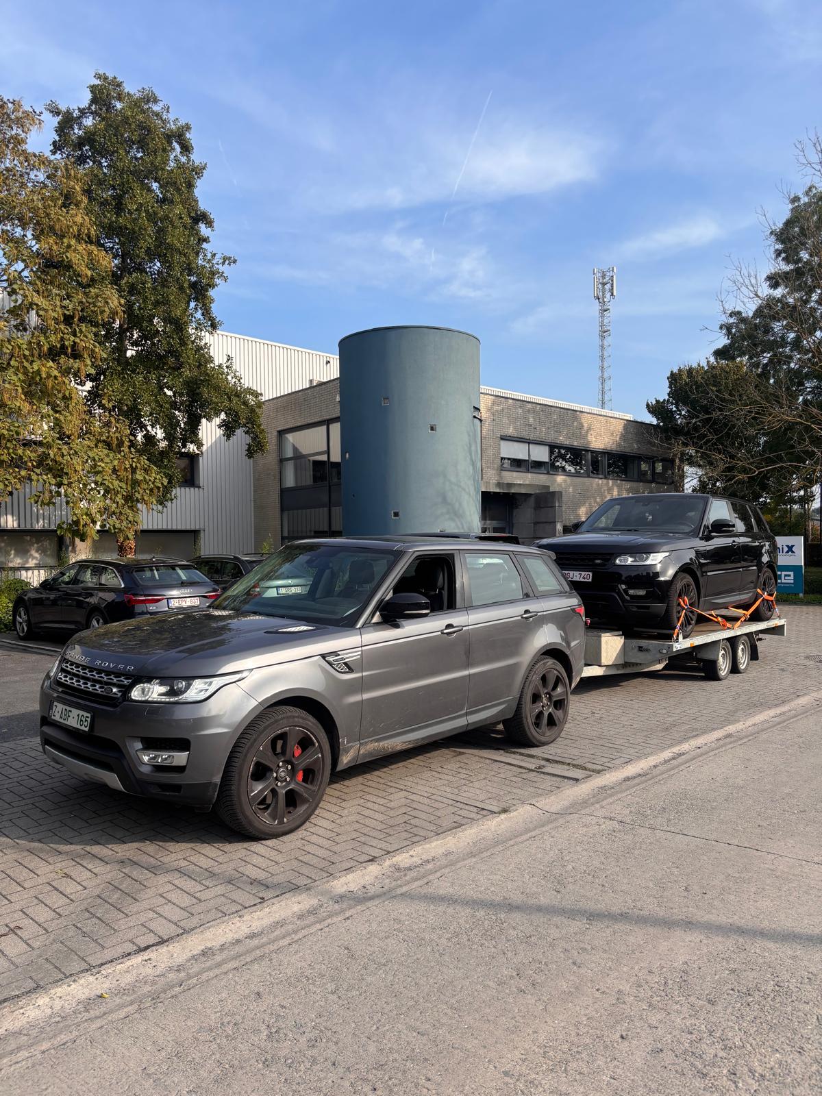 Range Rover die een tweede wagen vervoert op een autotransporter