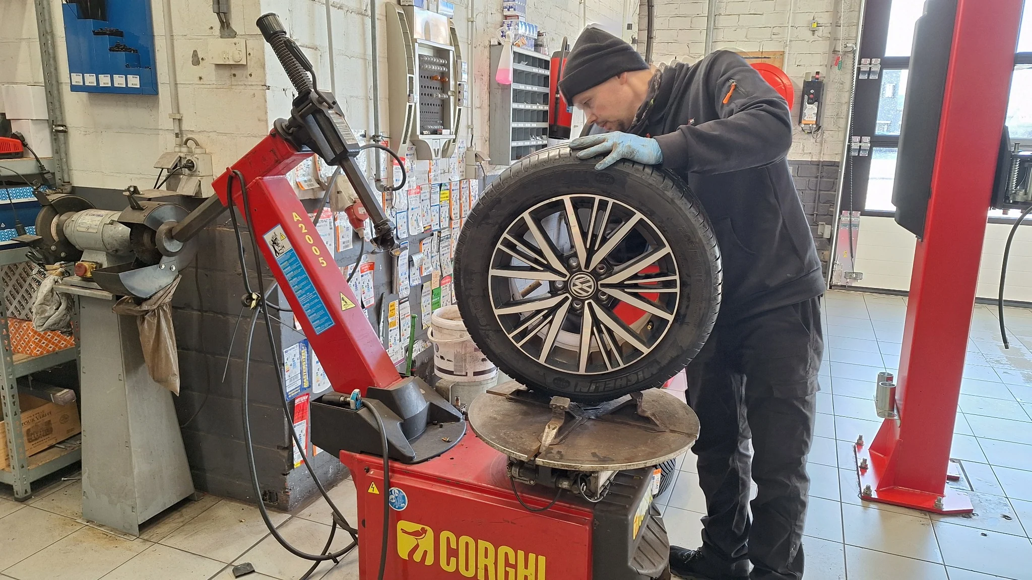 Bandenmontage op de bandenmachine bij Garage Peter in Bredene