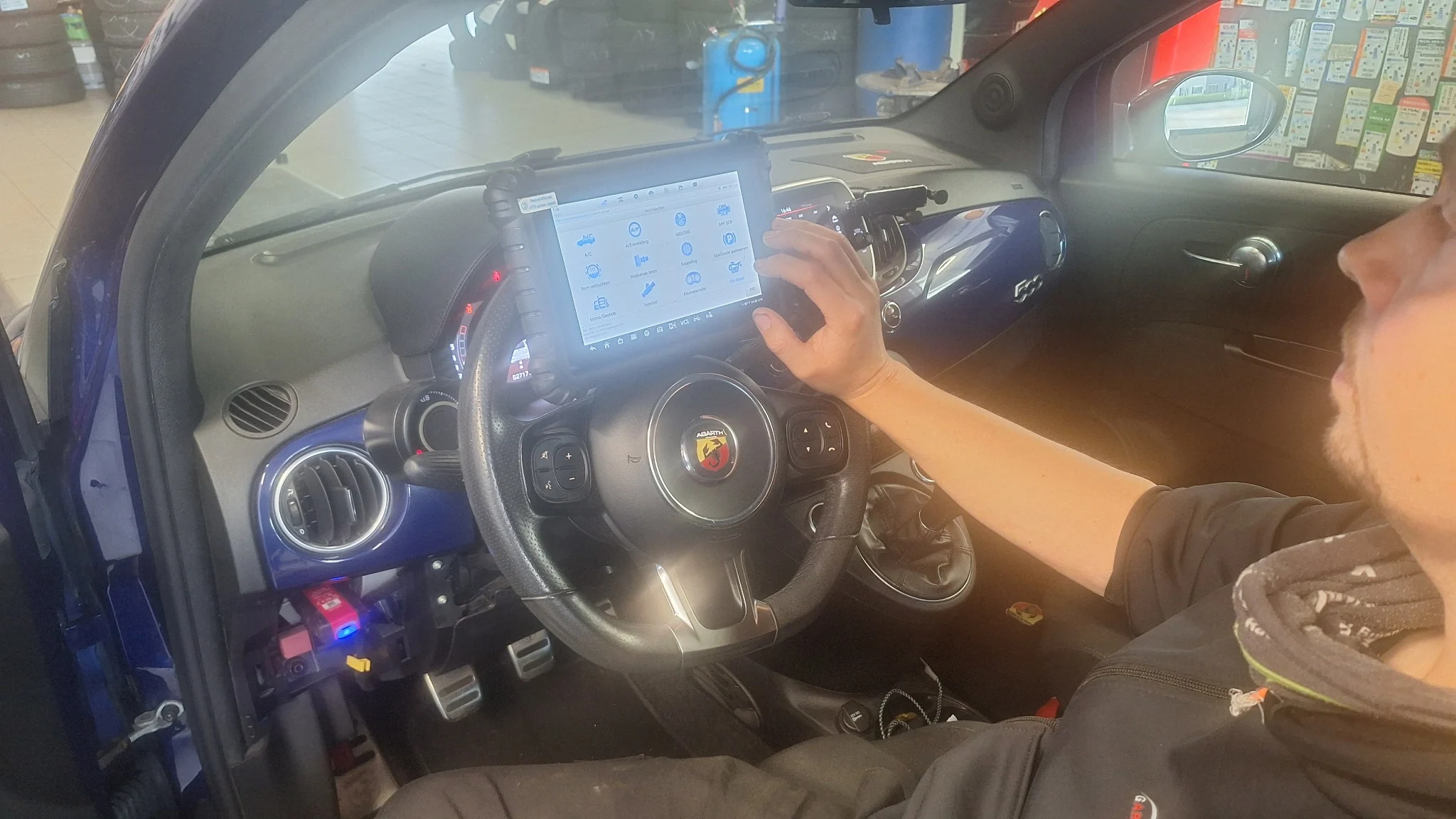 Professionele autodiagnose met Autel-diagnosetablet bij Garage Peter in Bredene