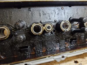 Sterk vervuilde motor met dikke afzetting van olie – schade door geen olieverversing om de 10.000 km.