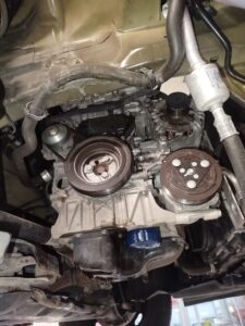 Motorschade bij Citroën C3 door versleten distributieriem waarbij rubberresten de oliezeef verstoppen, met risico op totale motorbreuk.