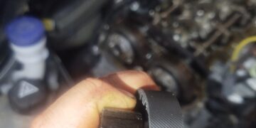 Motorschade bij Citroën C3 door versleten distributieriem waarbij rubberresten de oliezeef verstoppen, met risico op totale motorbreuk.