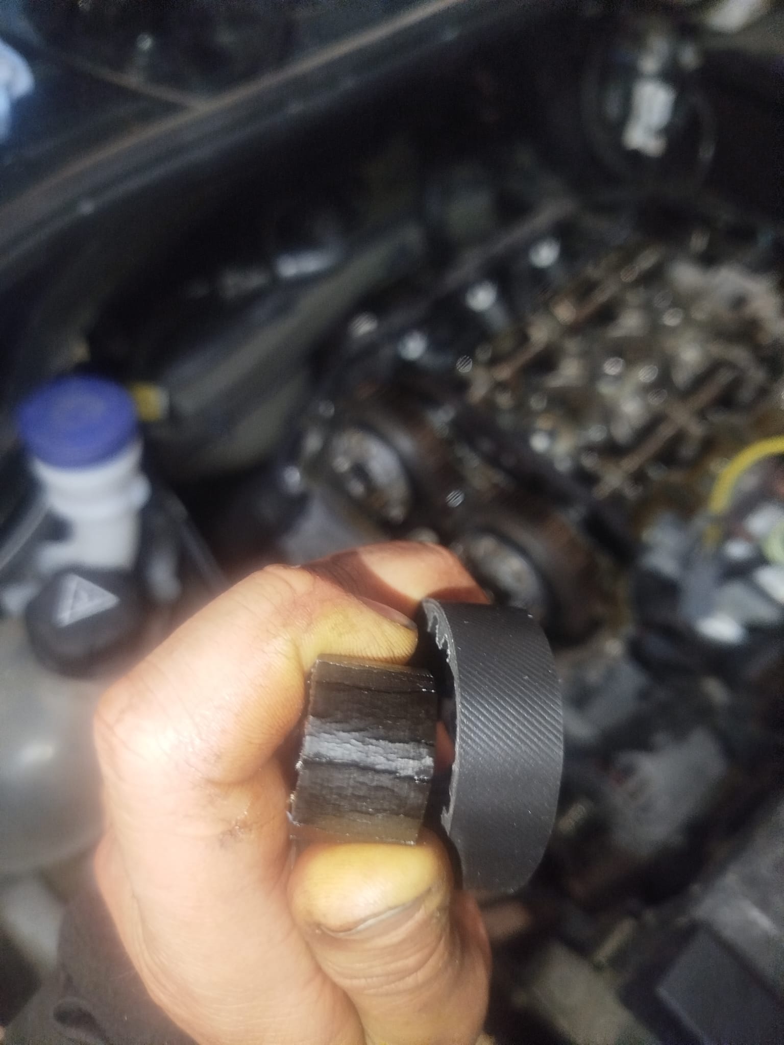 Motorschade bij Citroën C3 door versleten distributieriem waarbij rubberresten de oliezeef verstoppen, met risico op totale motorbreuk.