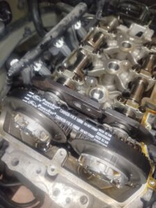 Motorschade bij Citroën C3 door versleten distributieriem waarbij rubberresten de oliezeef verstoppen, met risico op totale motorbreuk.