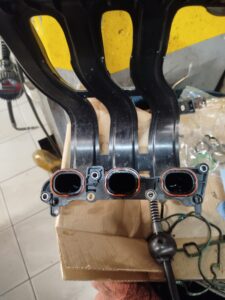 Motorschade bij Citroën C3 door versleten distributieriem waarbij rubberresten de oliezeef verstoppen, met risico op totale motorbreuk.