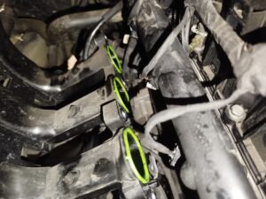 Motorschade bij Citroën C3 door versleten distributieriem waarbij rubberresten de oliezeef verstoppen, met risico op totale motorbreuk.