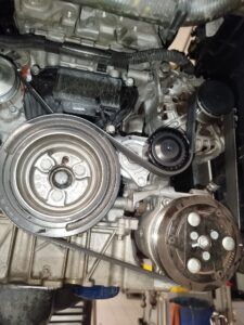 Motorschade bij Citroën C3 door versleten distributieriem waarbij rubberresten de oliezeef verstoppen, met risico op totale motorbreuk.