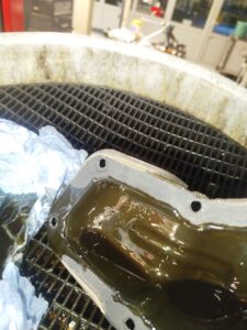 Motorschade bij Citroën C3 door versleten distributieriem waarbij rubberresten de oliezeef verstoppen, met risico op totale motorbreuk.