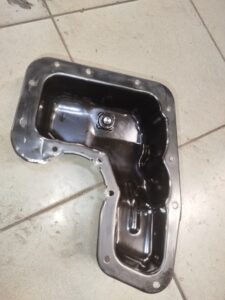 Motorschade bij Citroën C3 door versleten distributieriem waarbij rubberresten de oliezeef verstoppen, met risico op totale motorbreuk.