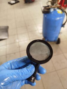 Motorschade bij Citroën C3 door versleten distributieriem waarbij rubberresten de oliezeef verstoppen, met risico op totale motorbreuk.