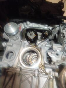 Motorschade bij Citroën C3 door versleten distributieriem waarbij rubberresten de oliezeef verstoppen, met risico op totale motorbreuk.