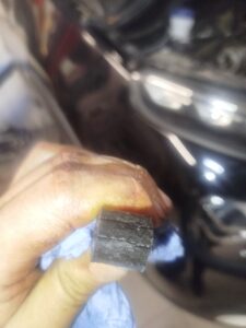 Motorschade bij Citroën C3 door versleten distributieriem waarbij rubberresten de oliezeef verstoppen, met risico op totale motorbreuk.