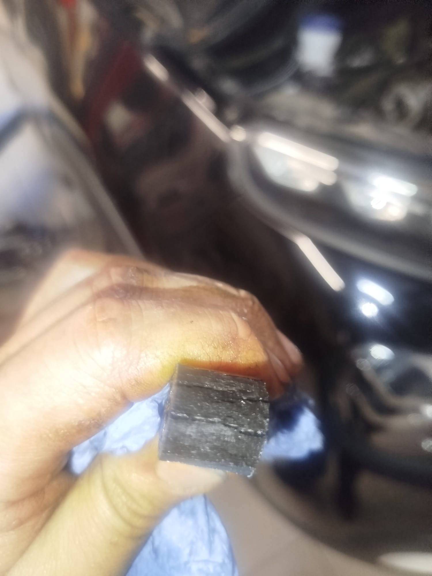 Motorschade bij Citroën C3 door versleten distributieriem waarbij rubberresten de oliezeef verstoppen, met risico op totale motorbreuk.