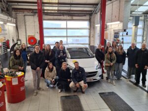 praktijkopleiding auto werkplaats garage peter bredene wit geel kruis tweedehandswagens garage peter bredene oostende (1)