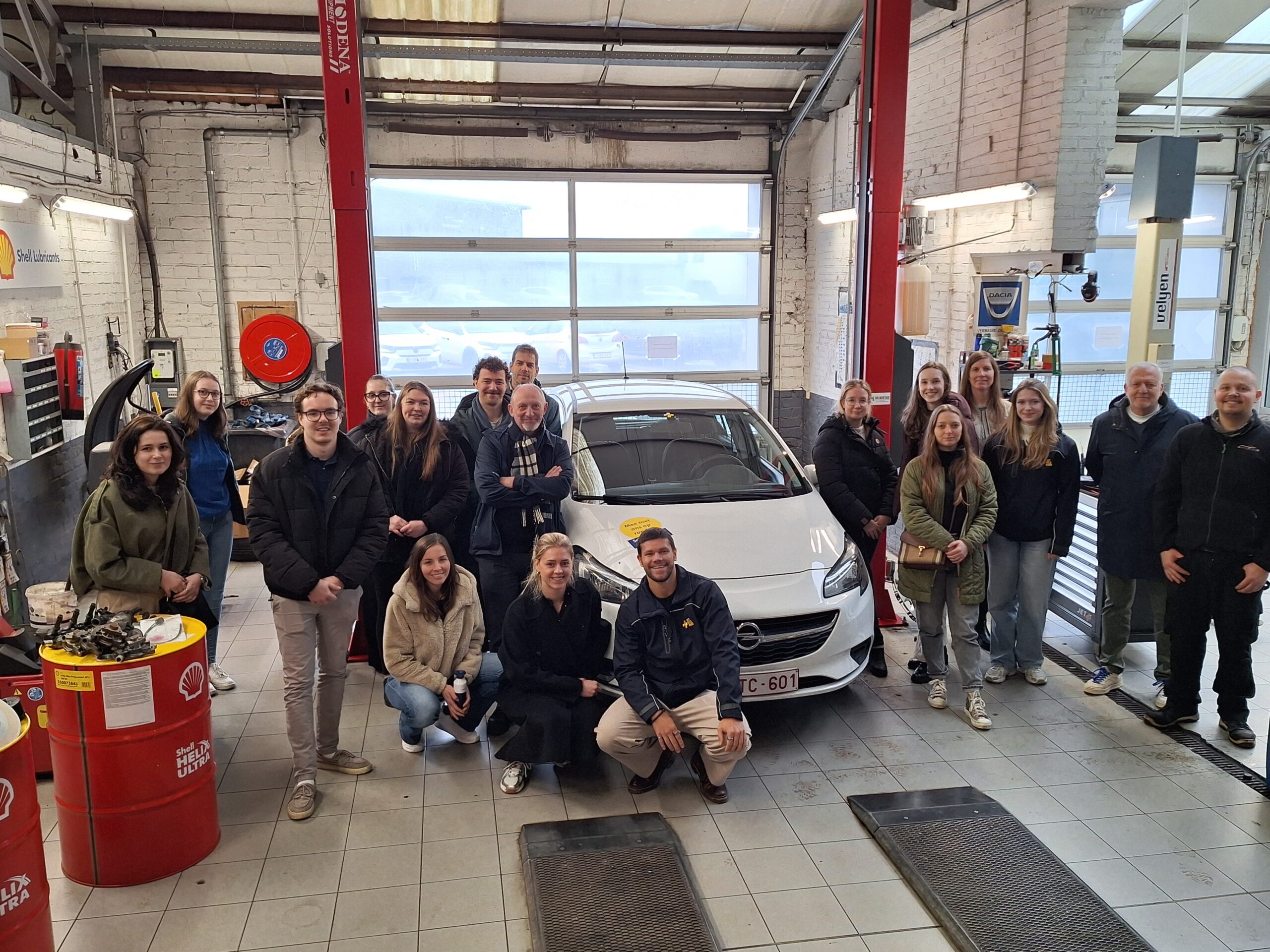 praktijkopleiding auto werkplaats garage peter bredene wit geel kruis tweedehandswagens garage peter bredene oostende (1)