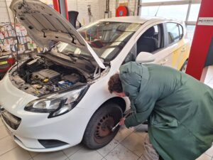 praktijkopleiding auto werkplaats garage peter bredene wit geel kruis tweedehandswagens garage peter bredene oostende (10)