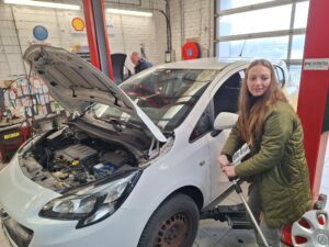 praktijkopleiding auto werkplaats garage peter bredene wit geel kruis tweedehandswagens garage peter bredene oostende (12)
