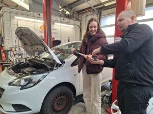 praktijkopleiding auto werkplaats garage peter bredene wit geel kruis tweedehandswagens garage peter bredene oostende (13)