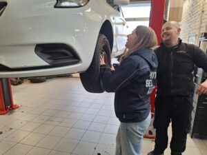 praktijkopleiding auto werkplaats garage peter bredene wit geel kruis tweedehandswagens garage peter bredene oostende (14)