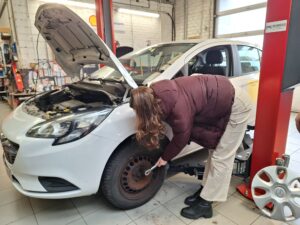 praktijkopleiding auto werkplaats garage peter bredene wit geel kruis tweedehandswagens garage peter bredene oostende (15)