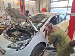 praktijkopleiding auto werkplaats garage peter bredene wit geel kruis tweedehandswagens garage peter bredene oostende (16)