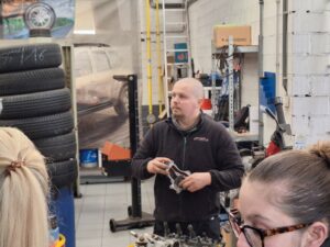 praktijkopleiding auto werkplaats garage peter bredene wit geel kruis tweedehandswagens garage peter bredene oostende (17)