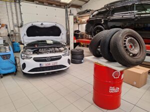 praktijkopleiding auto werkplaats garage peter bredene wit geel kruis tweedehandswagens garage peter bredene oostende (18)