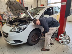 praktijkopleiding auto werkplaats garage peter bredene wit geel kruis tweedehandswagens garage peter bredene oostende (9)