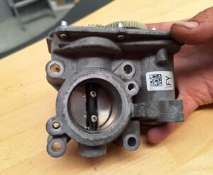 Elektronische gasklep van een Dacia Sandero TCe 90 tijdens diagnose van een sporadische noodloop zonder foutcode bij Garage Peter in Bredene.