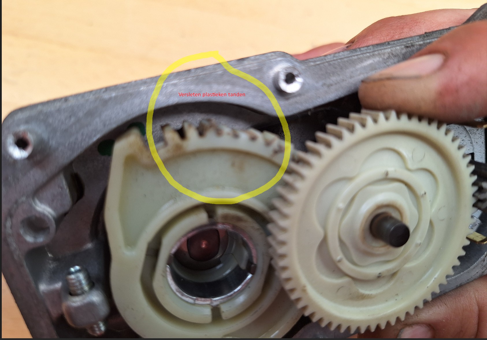 Versleten kunststof tandwielen in de elektronische gasklep van een Dacia Sandero TCe 90, oorzaak van een intermitterende noodloop zonder foutcode.